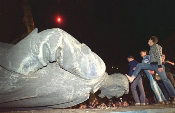 Jubilant Russians Toppling Founder Of Homeland Security In USSR Felix Dzerzhinsky.